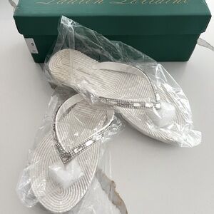 NIB Lauren Lorraine White and Silver Gigi Flip Flop Sandal Size:5